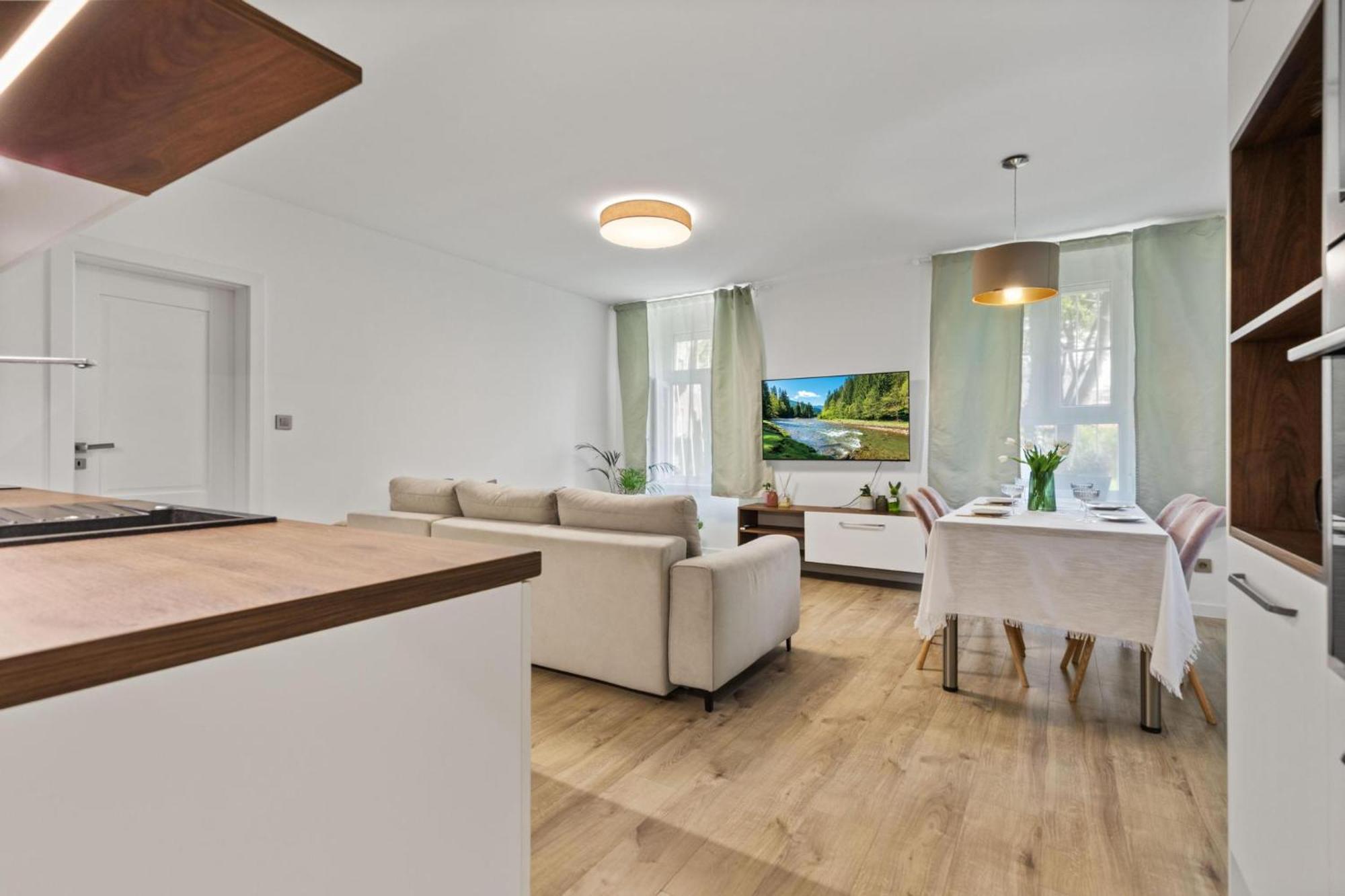 Appartamento Garden Apartman - With Parking Bratislava Esterno foto